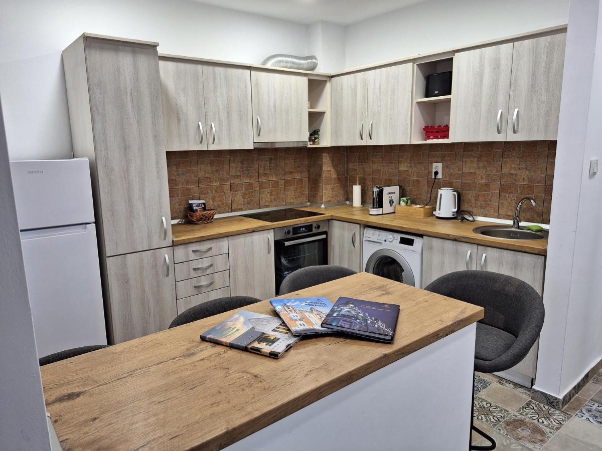 Black Eagle Central Unirii Square, 2 King Size Bedrooms, Free Private Parking Gran Varadino Esterno foto