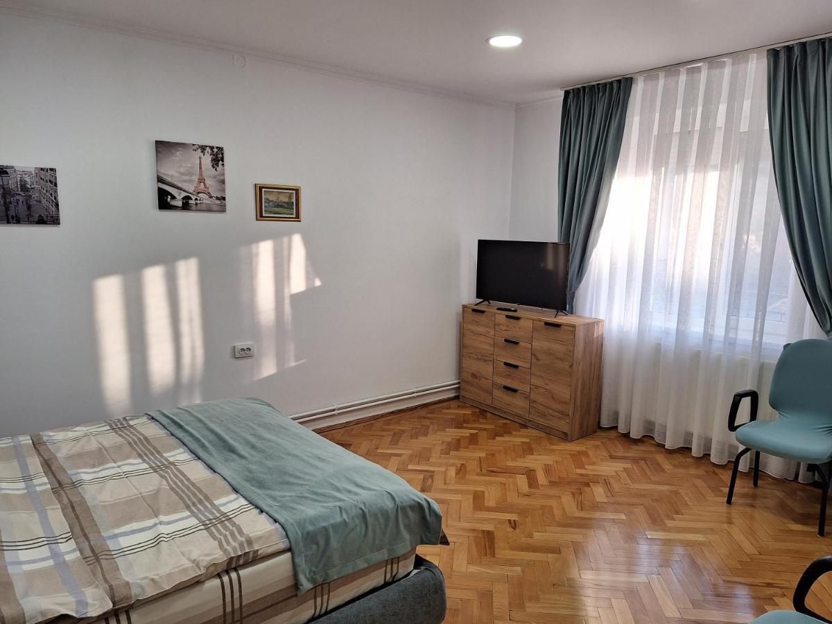 Black Eagle Central Unirii Square, 2 King Size Bedrooms, Free Private Parking Gran Varadino Esterno foto