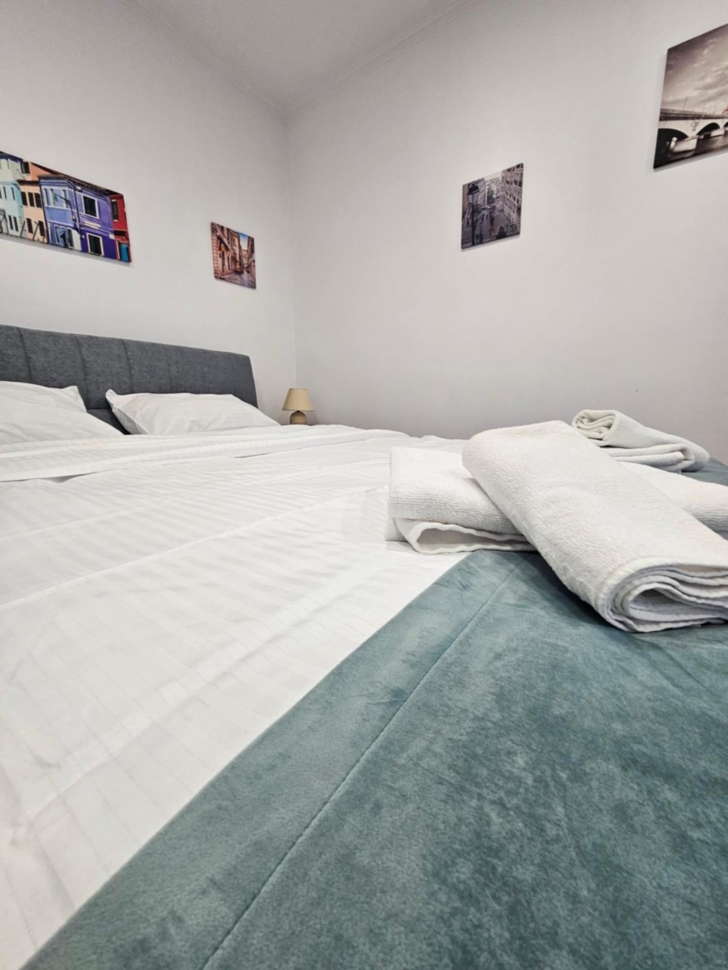 Black Eagle Central Unirii Square, 2 King Size Bedrooms, Free Private Parking Gran Varadino Esterno foto